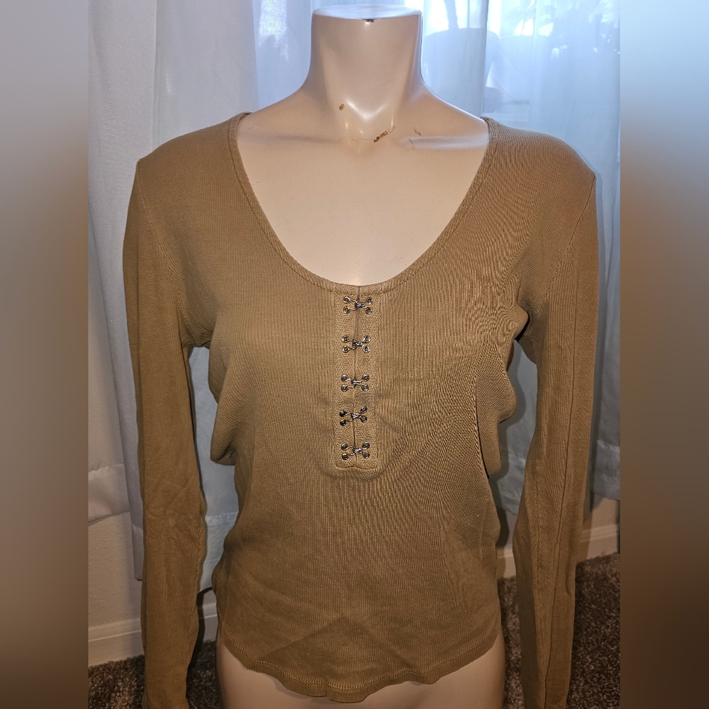Gilded Intent Tan 
/Gold Long Sleeve Scoop Neck Top Size Large